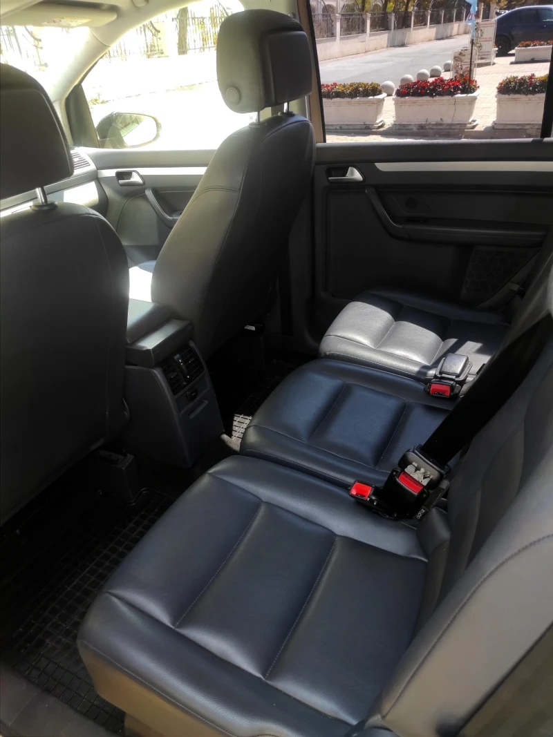 VW Touran 2.0 TDI DSG, снимка 16 - Автомобили и джипове - 52954254