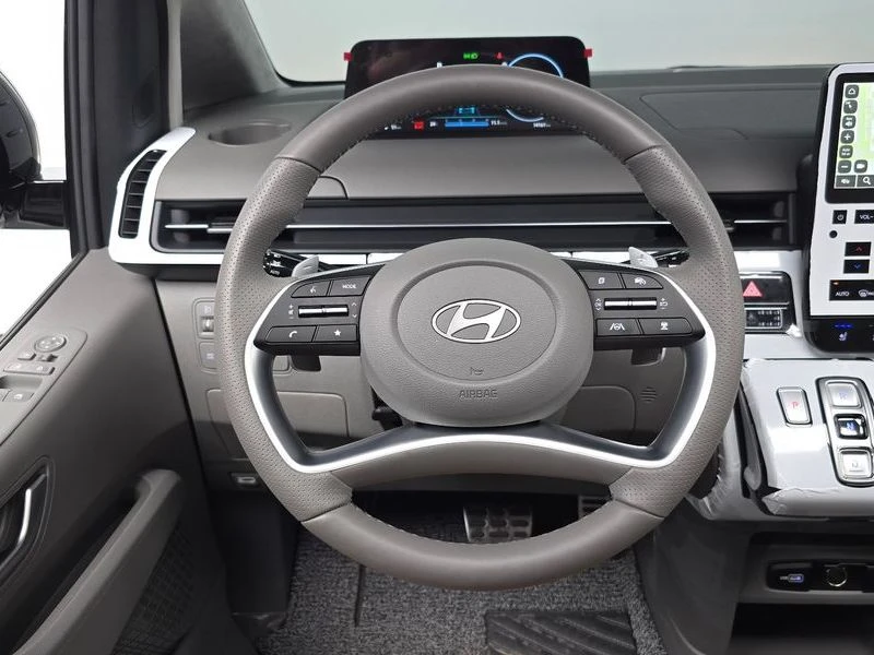 Hyundai Staria 2.2 Automatic, снимка 12 - Автомобили и джипове - 55949149