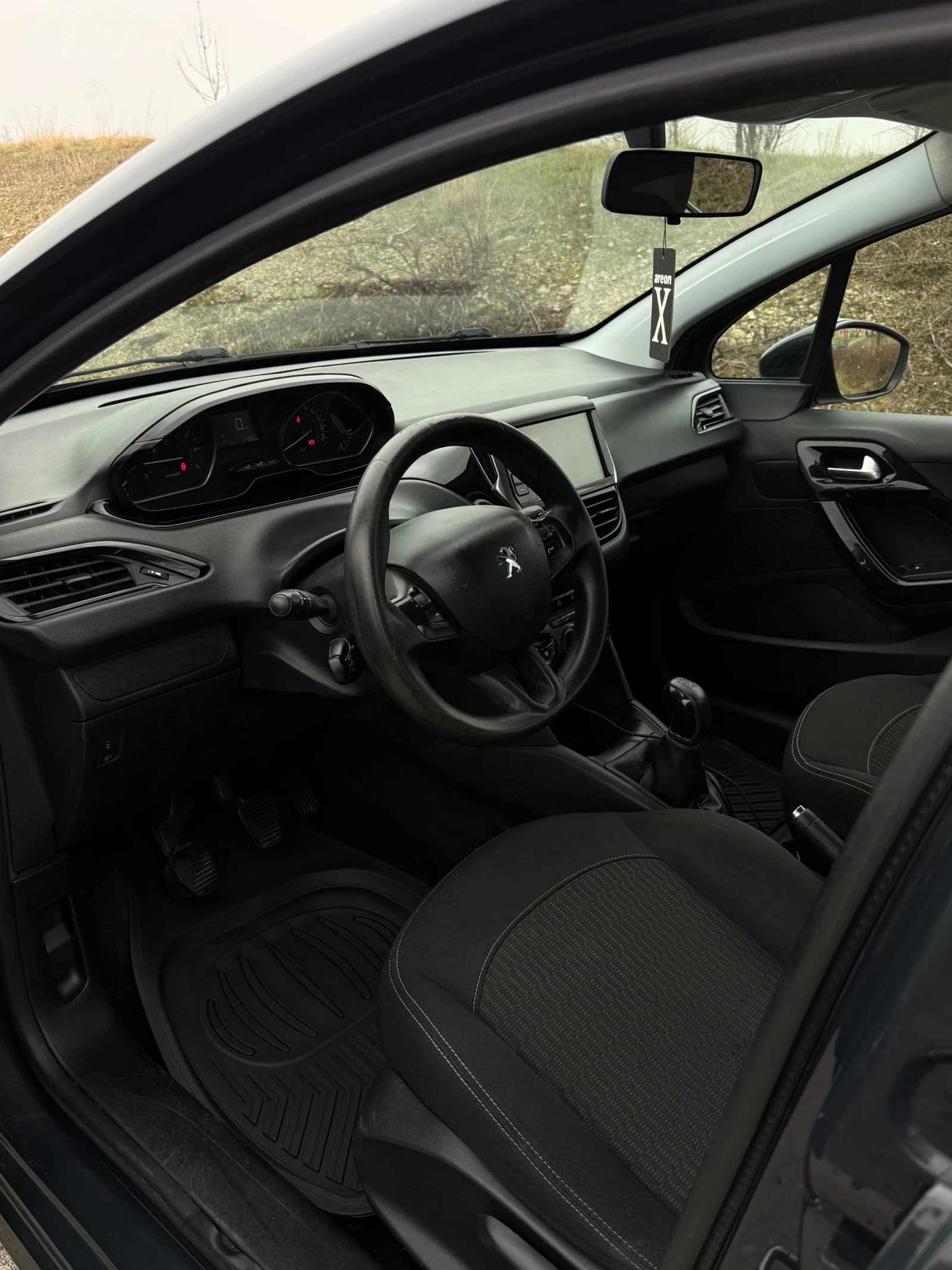Peugeot 208 1.2 PureTech, снимка 10 - Автомобили и джипове - 53971666