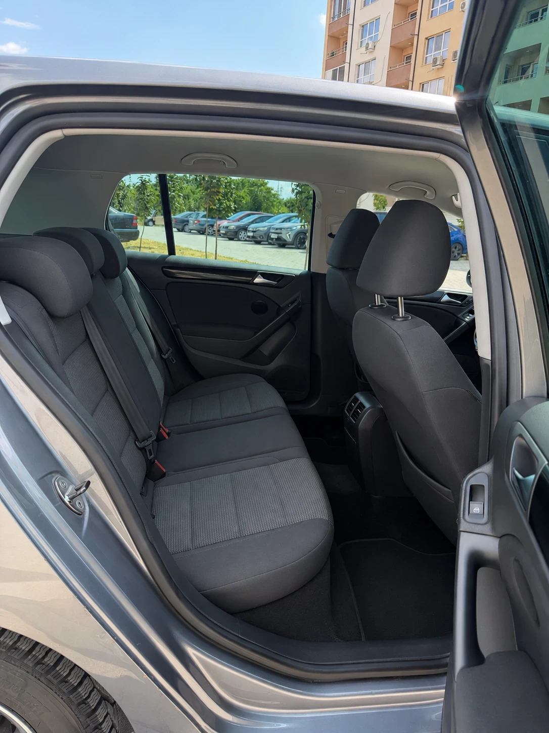 VW Golf 1.6 TDI, снимка 4 - Автомобили и джипове - 55236550