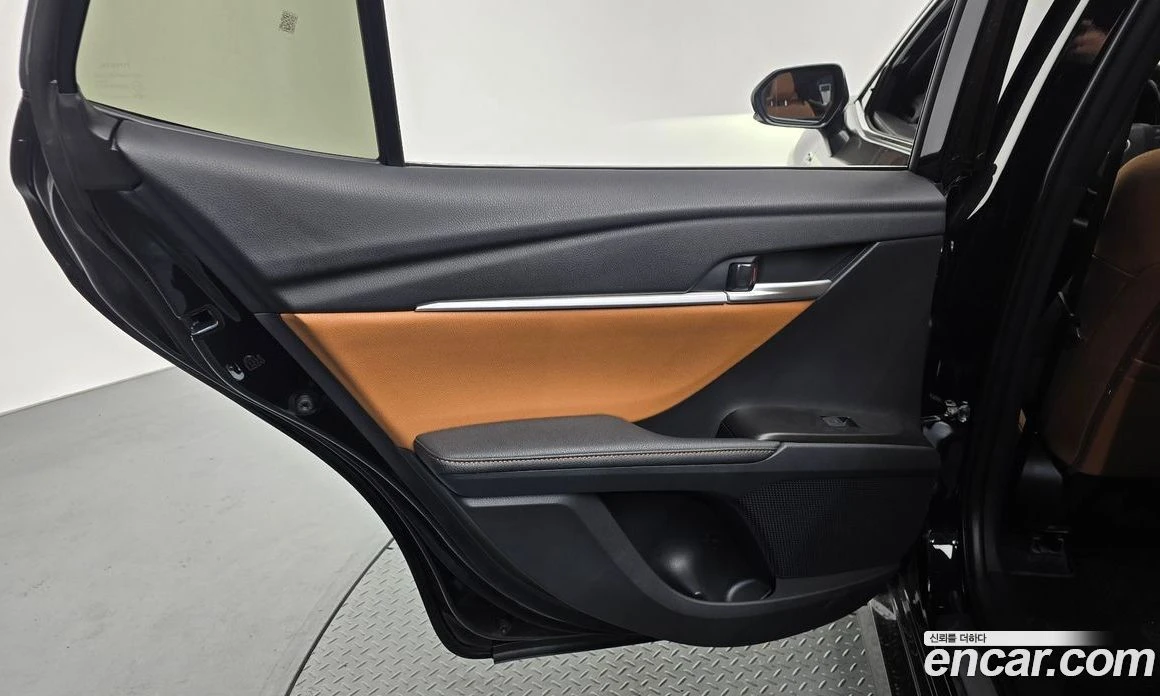 Toyota Camry 2.5 XLE Hybrid, снимка 15 - Автомобили и джипове - 56123264
