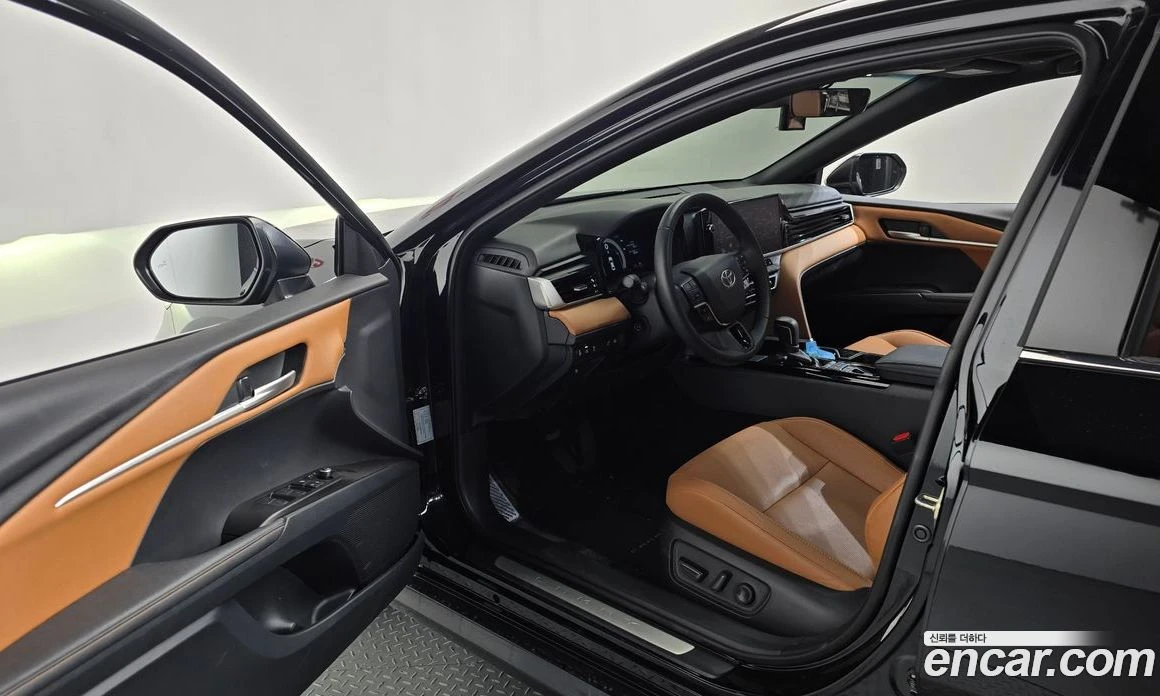 Toyota Camry 2.5 XLE Hybrid, снимка 13 - Автомобили и джипове - 56123264