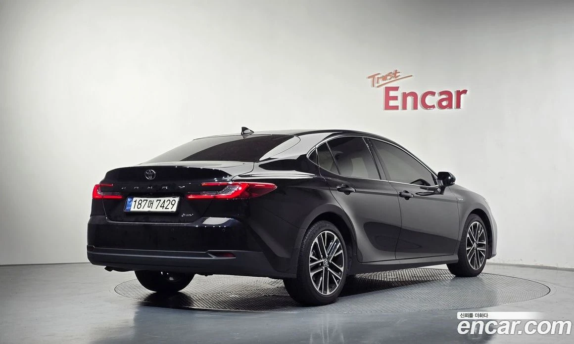 Toyota Camry 2.5 XLE Hybrid, снимка 2 - Автомобили и джипове - 56123264