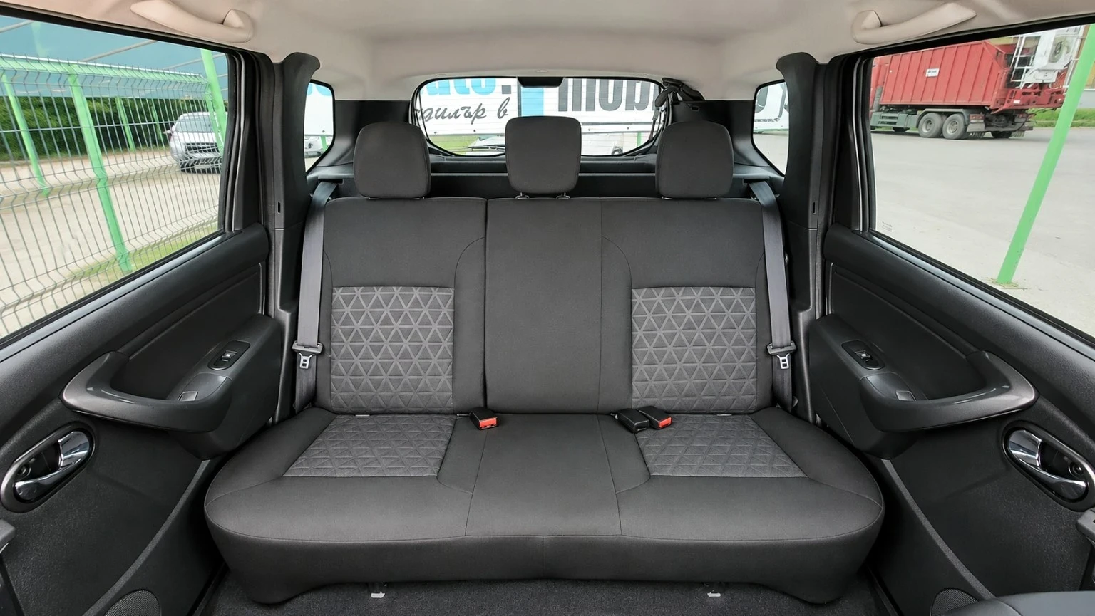 Dacia Duster 1.5dCi/4x4/FACELIFT/138х. км/КАТО НОВА, снимка 9 - Автомобили и джипове - 55436456