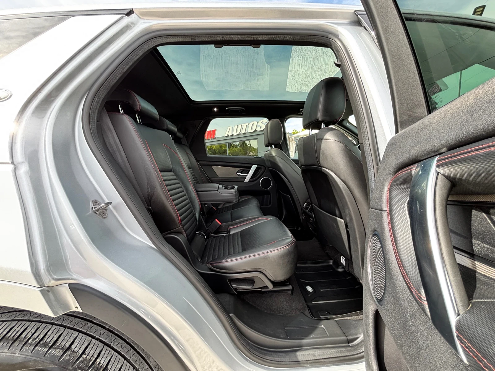 Land Rover Discovery Sport 2.0D/4X4/R-DYNAMIC/NAVI/PANO/LED, снимка 14 - Автомобили и джипове - 56288736