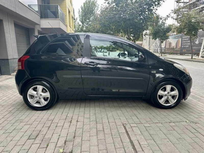 Toyota Yaris 1.4-D4D* АВТОМАТИК* Кожа* Black&White Edition* , снимка 7 - Автомобили и джипове - 47411368