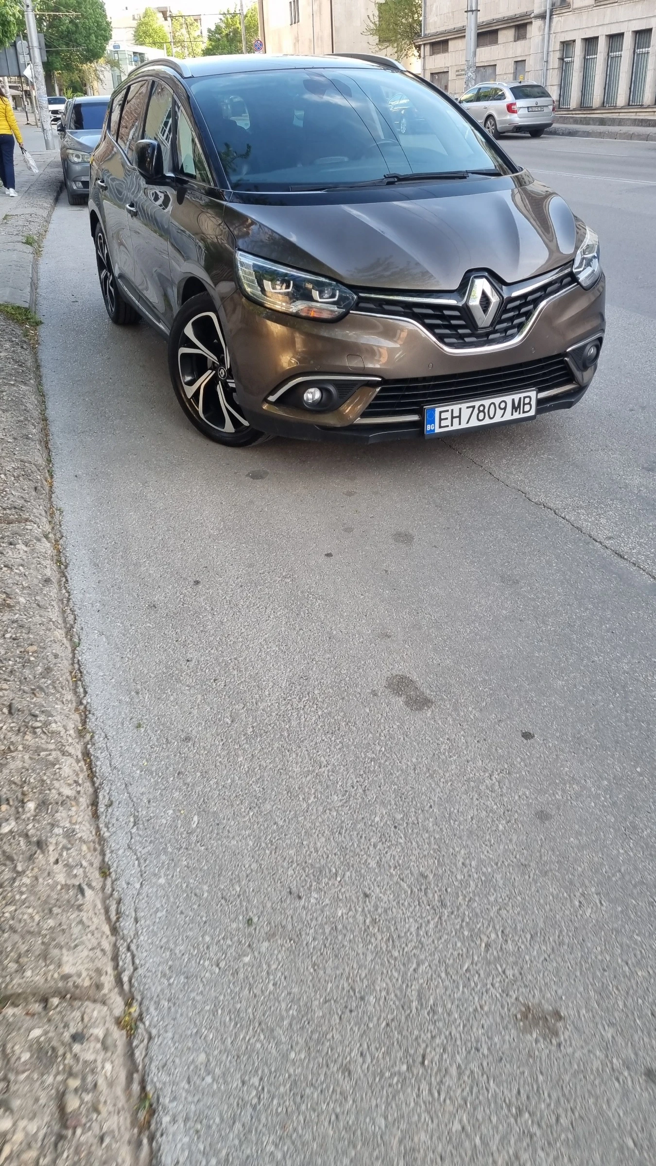 Renault Grand scenic 1.5dci HybridAssist, снимка 13 - Автомобили и джипове - 54448051