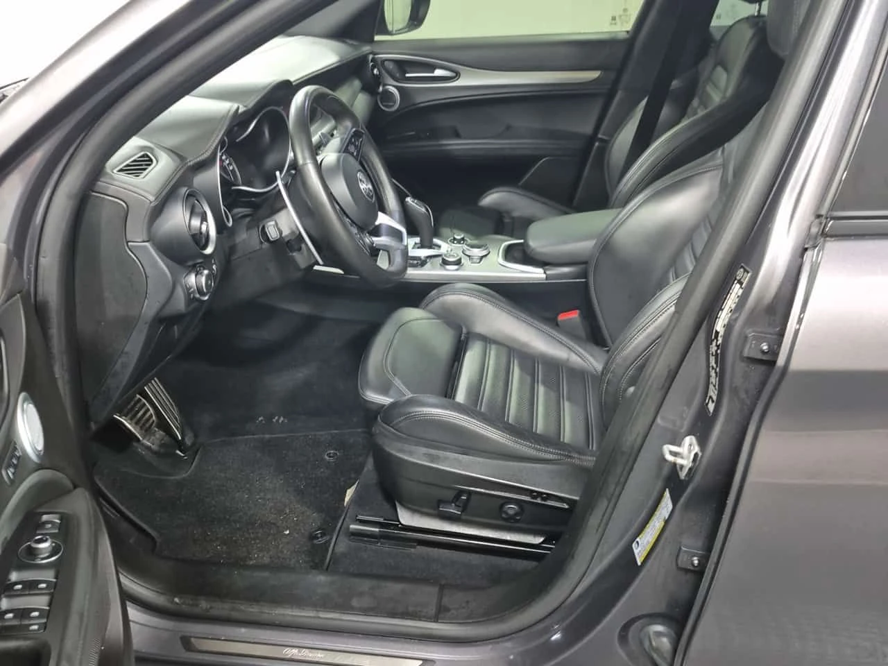 Alfa Romeo Stelvio VELOCE/Дистроник/Шито табло/Пано/Подгрев/2 Ключа, снимка 8 - Автомобили и джипове - 53983181