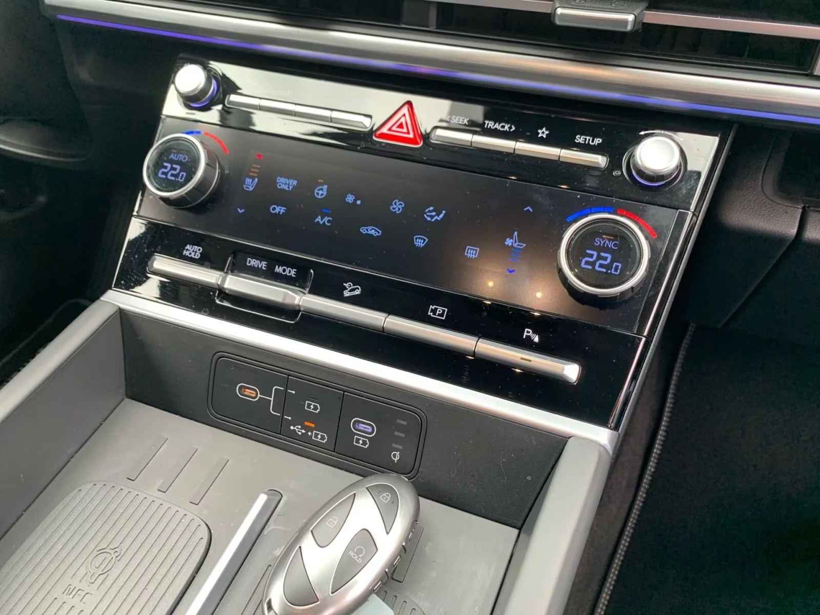 Hyundai Santa fe SIGNATURE/215HP/DIGI/360/KLEES/LED/NAVI/CPLAY/329q, снимка 12 - Автомобили и джипове - 54618296