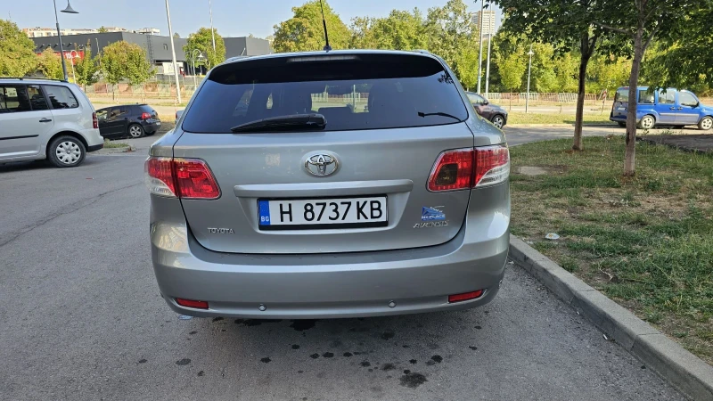 Toyota Avensis 2.0 газ, снимка 3 - Автомобили и джипове - 47106342