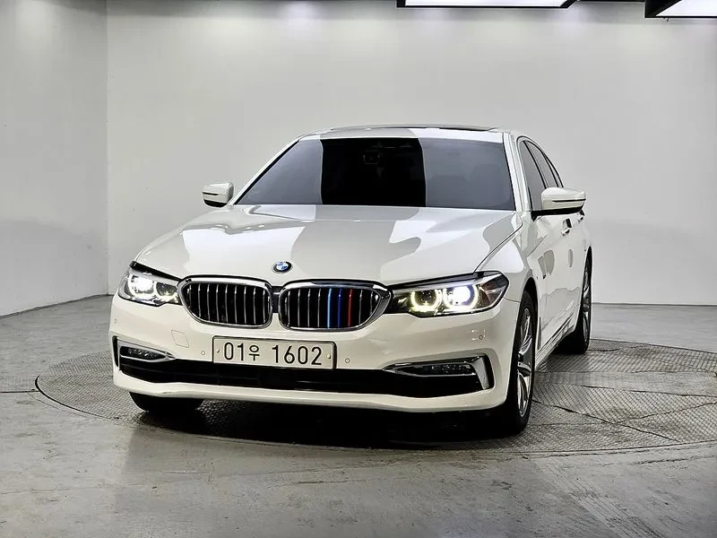 BMW 520 I Luxury, снимка 3 - Автомобили и джипове - 55132445