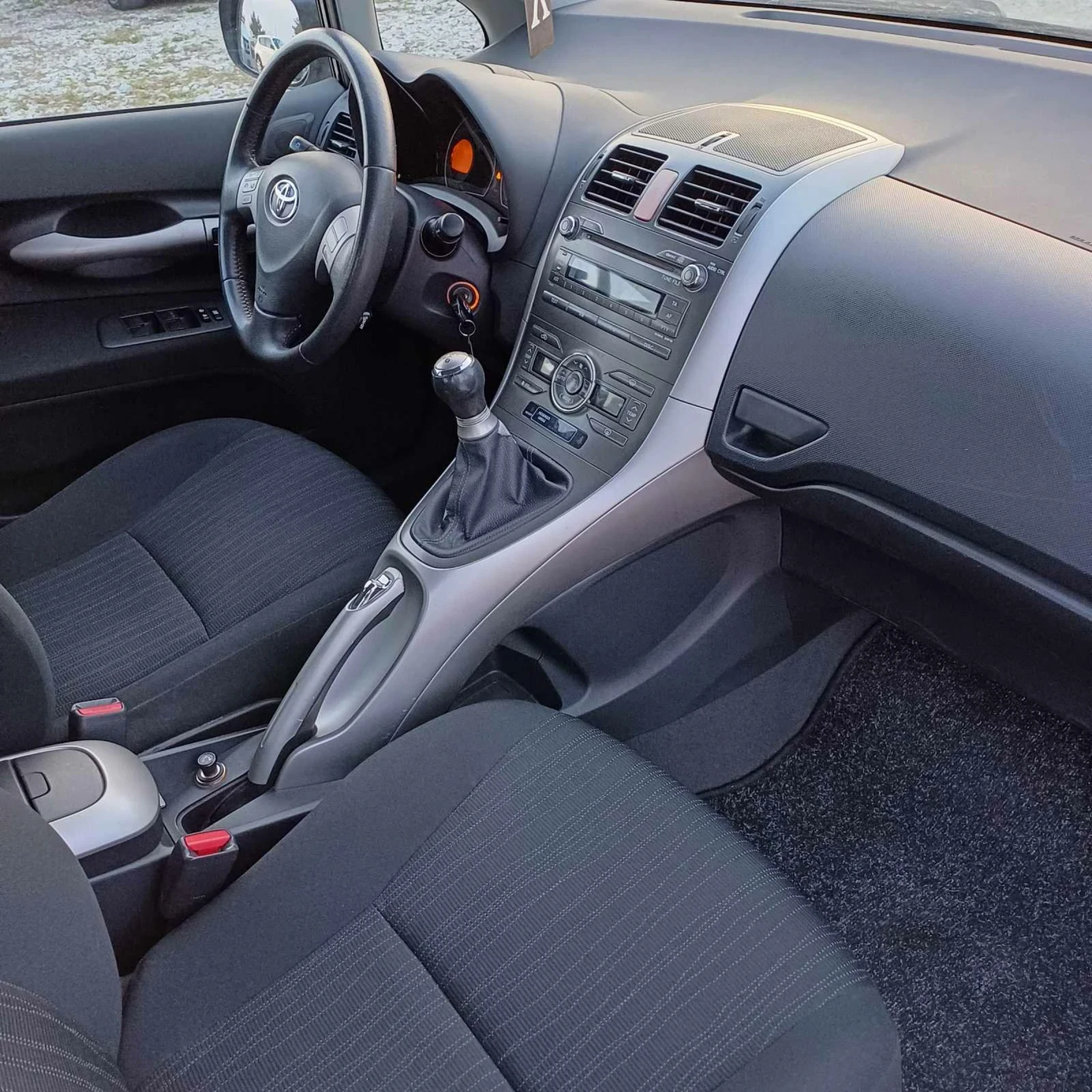 Toyota Auris 1.6 - изображение 2