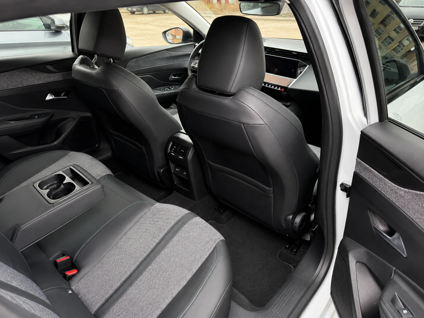Peugeot 408 Allure 1.2 PureTech 130 к.с., снимка 6 - Автомобили и джипове - 54749028