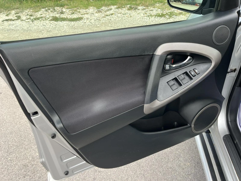 Toyota Rav4 2.2D4D 136кс 4Х4 КЛИТРОНИК ВНОС ИТАЛИЯ, снимка 7 - Автомобили и джипове - 51652169