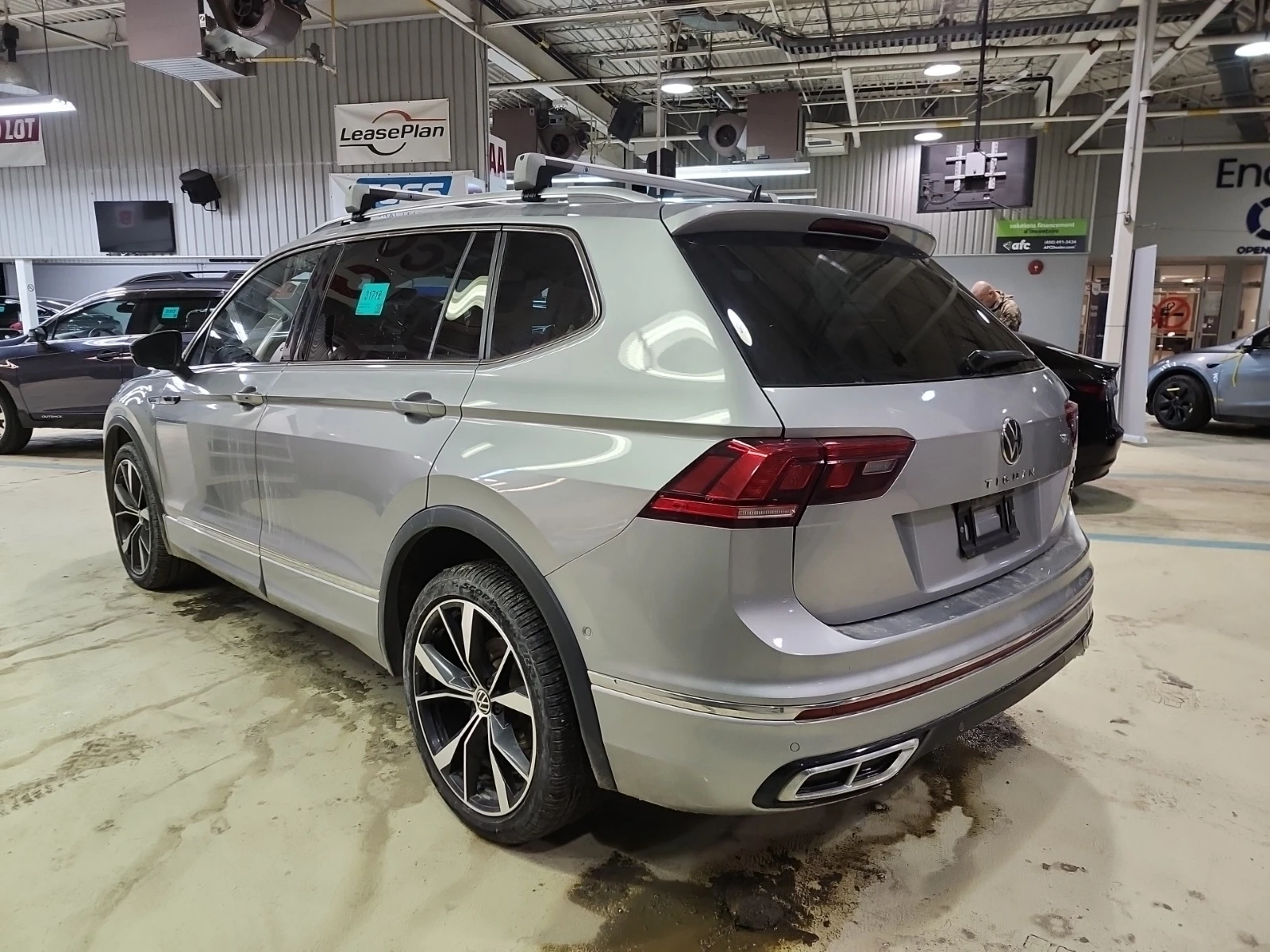 VW Tiguan R-LINE HIGHLINE| 4MOTION| CARFAX| PANORAMA| 2 КЛЮЧ - изображение 4