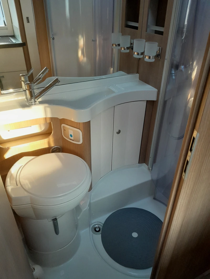 Кемпер Carthago Malibu I 410, снимка 12 - Каравани и кемпери - 52869356