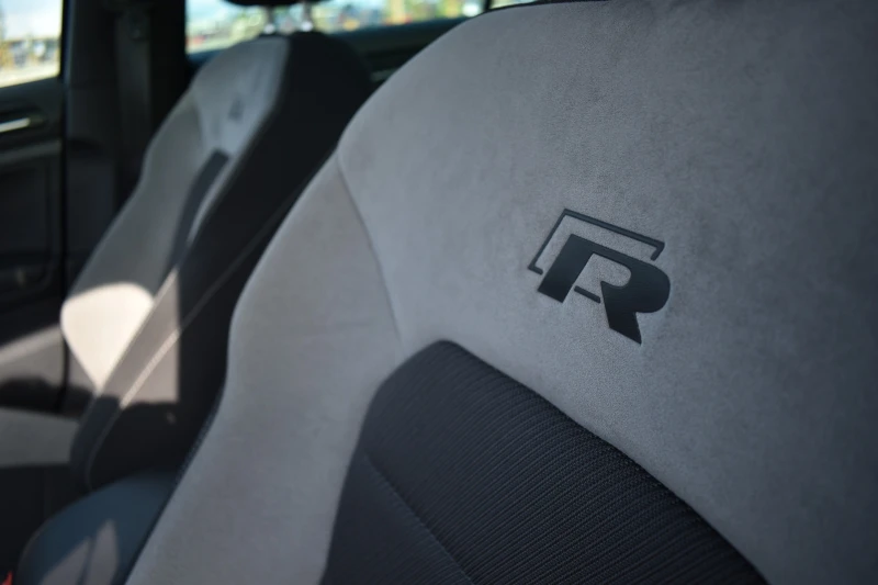 VW Golf R 2.0 TSI 4MOTION Variant, снимка 9 - Автомобили и джипове - 52660931