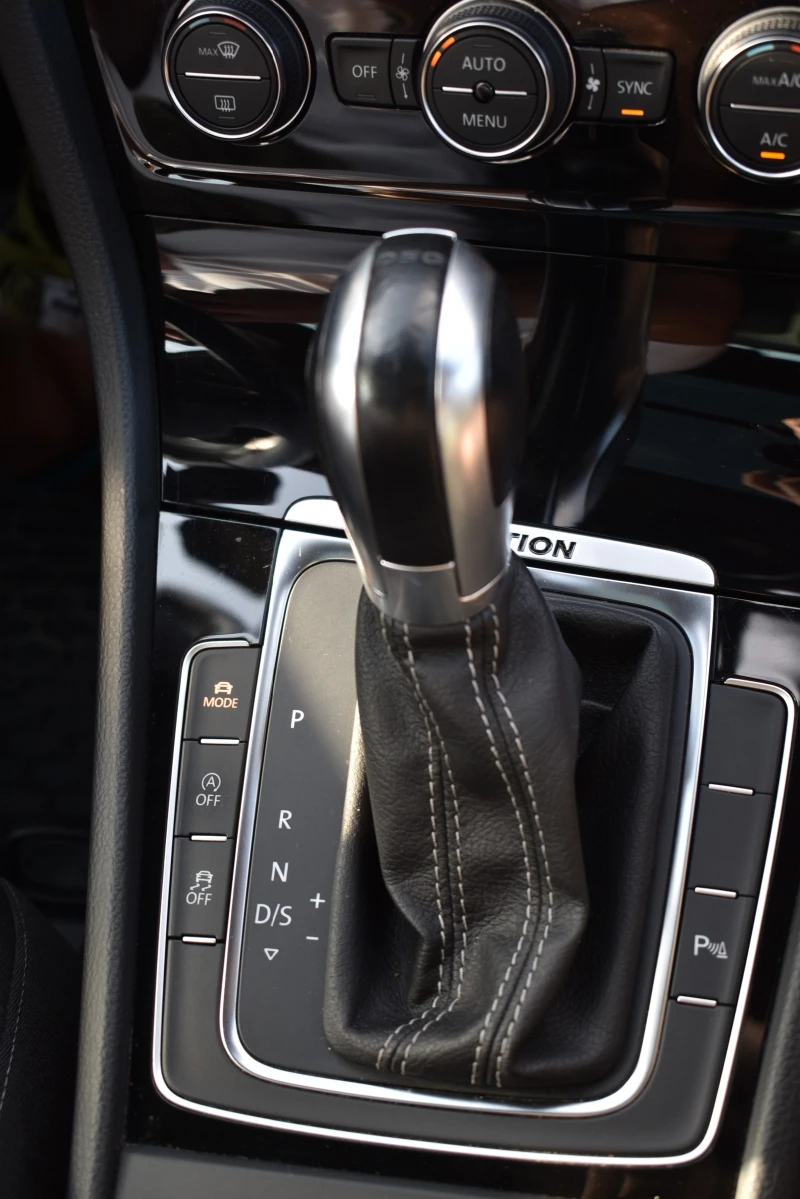 VW Golf R 2.0 TSI 4MOTION Variant, снимка 16 - Автомобили и джипове - 52660931