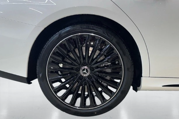 Mercedes-Benz E 450 d 4Matic = AMG Line = Premium Гаранция, снимка 4 - Автомобили и джипове - 53604795