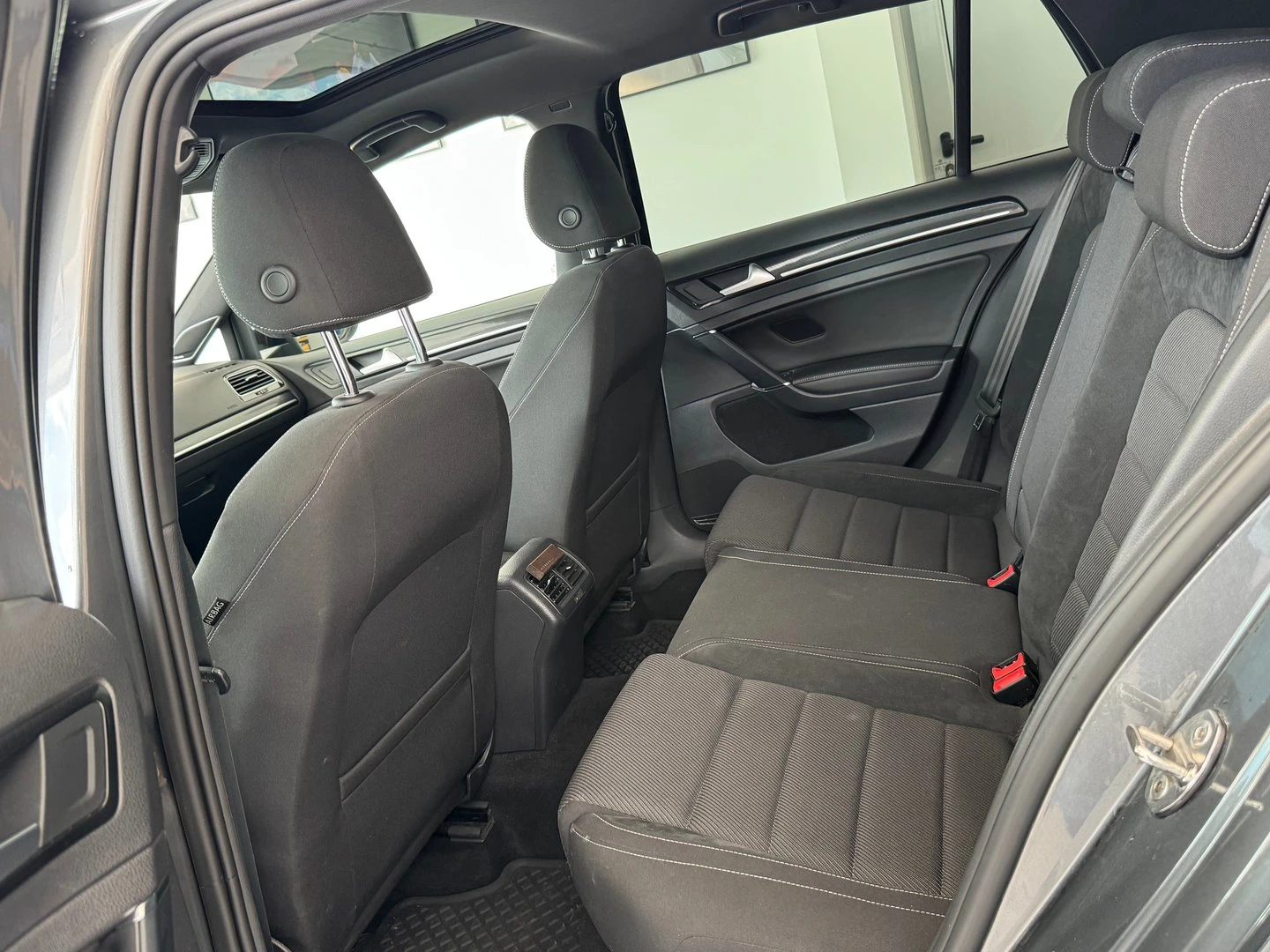 VW Golf R 2.0 TSI 4MOTION DSG - изображение 9