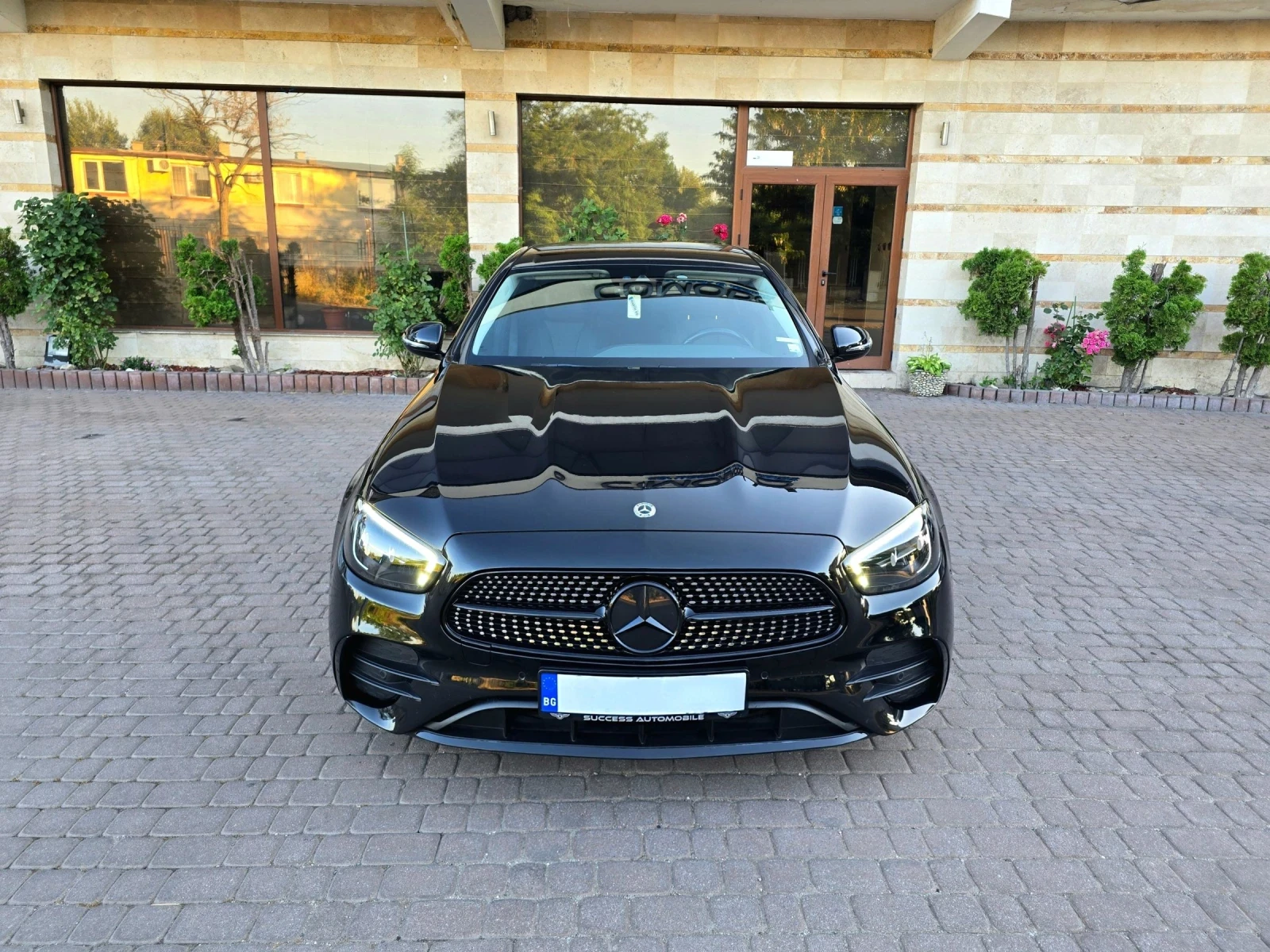 Mercedes-Benz E 220 AMG* 4MATIC* BURMESTER* CAMERA* LIZING*  - изображение 2