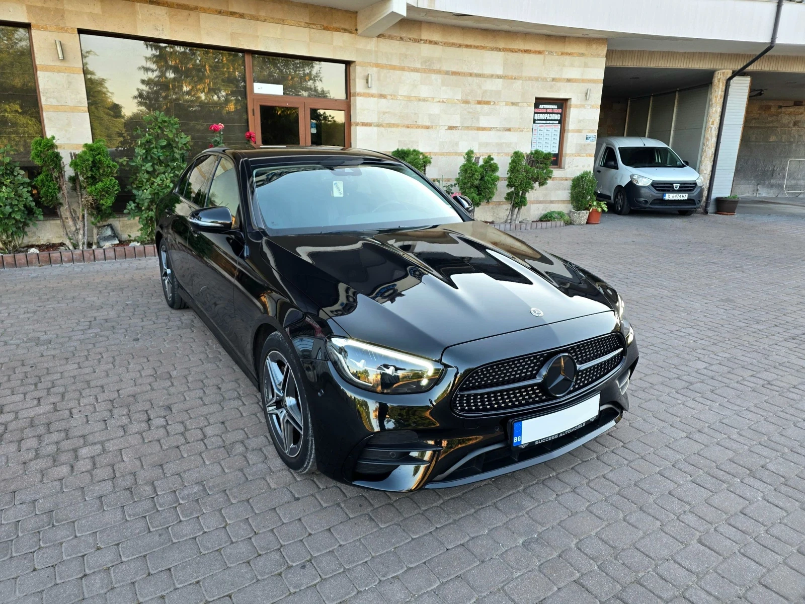Mercedes-Benz E 220 AMG* 4MATIC* BURMESTER* CAMERA* LIZING*  - изображение 3