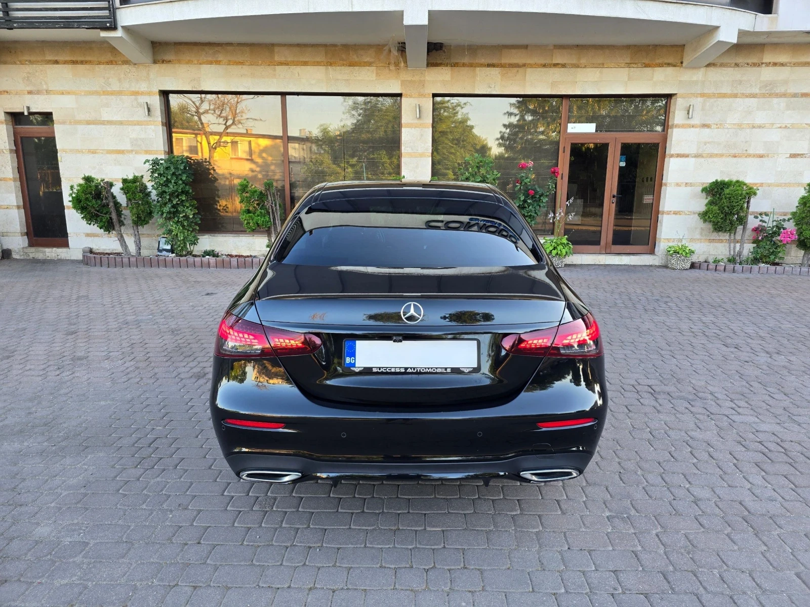 Mercedes-Benz E 220 AMG* 4MATIC* BURMESTER* CAMERA* LIZING*  - изображение 4