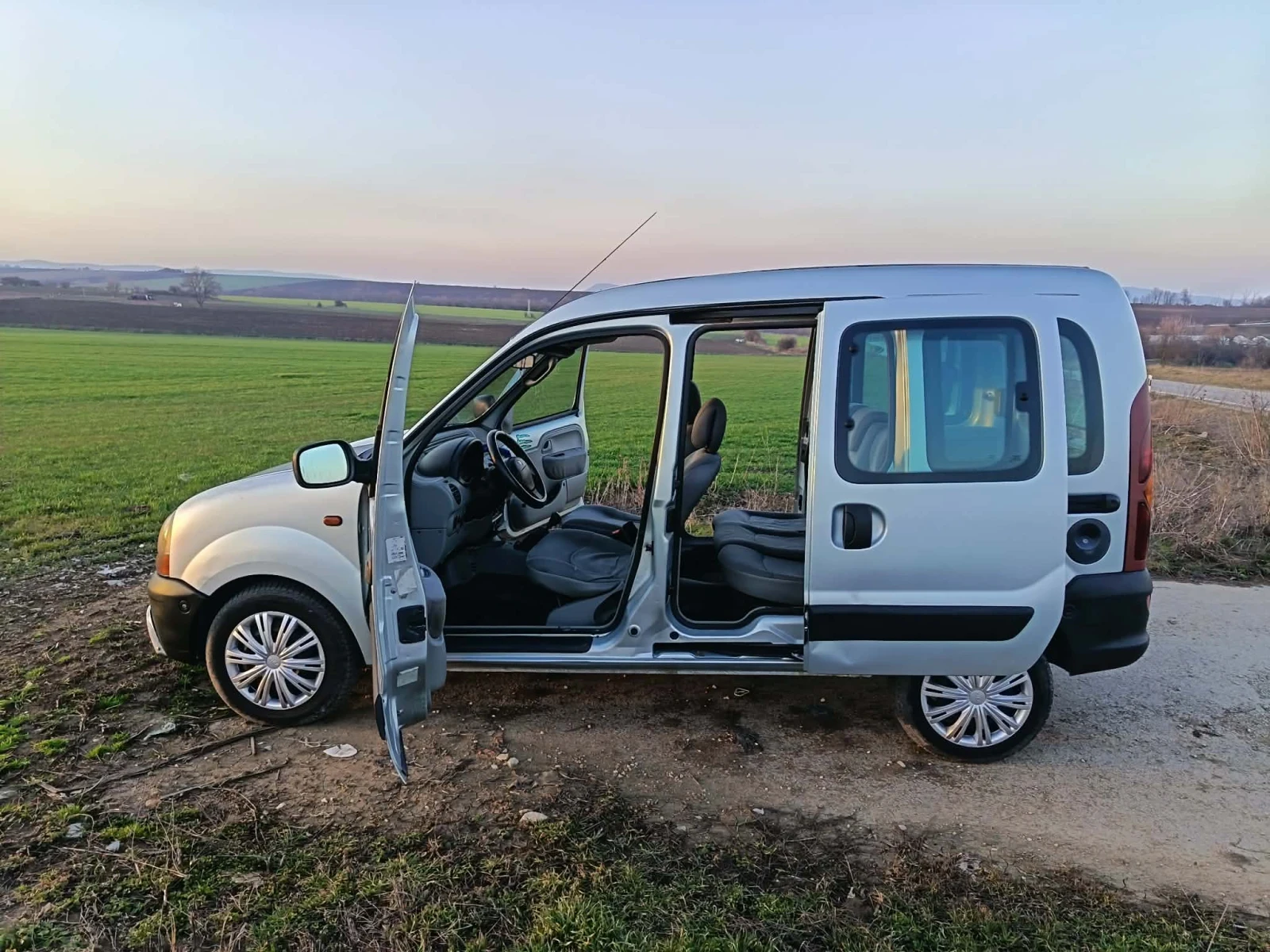 Renault Kangoo 1.9dci, снимка 7 - Автомобили и джипове - 53706100