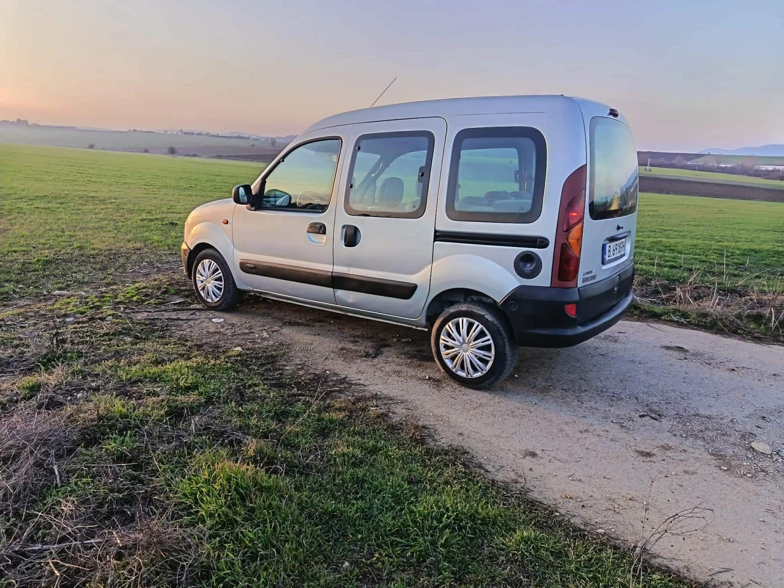 Renault Kangoo 1.9dci, снимка 4 - Автомобили и джипове - 53706100