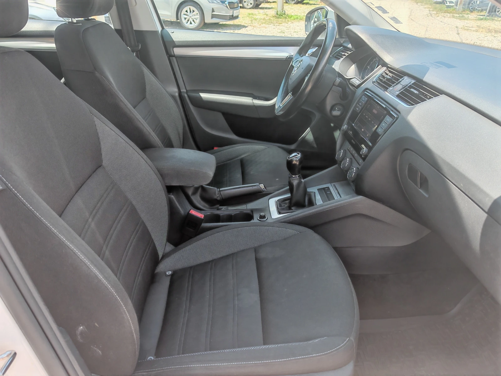 Skoda Octavia 1.6 TDI, снимка 8 - Автомобили и джипове - 55446537