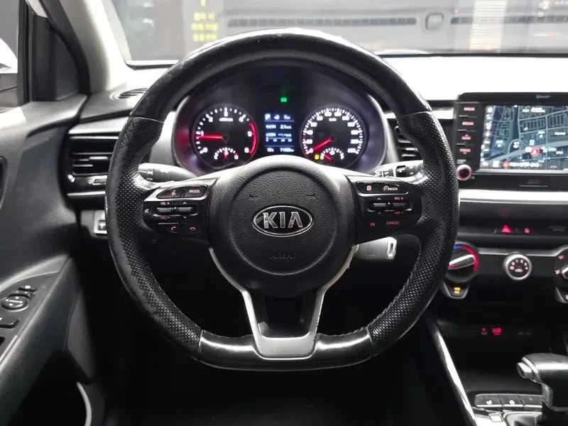 Kia Stonic, снимка 13 - Автомобили и джипове - 56690343