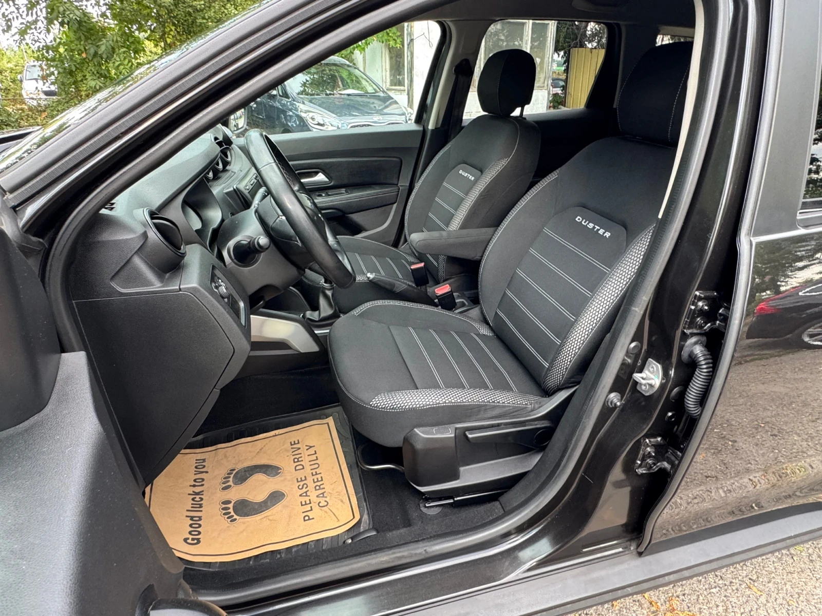 Dacia Duster 1.6i Фабричен Газ! Нави!, снимка 10 - Автомобили и джипове - 55836791