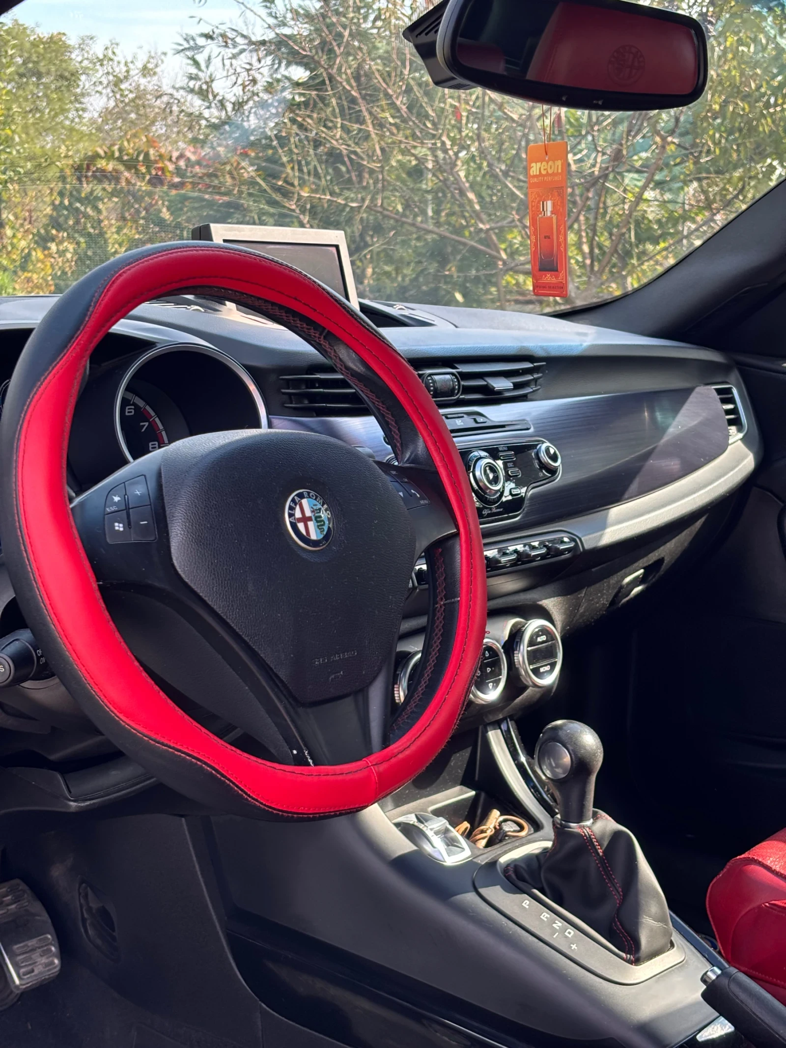 Alfa Romeo Giulietta Кожа/Навигация/Автомат/VELOCE/Бартер за електричка - изображение 8
