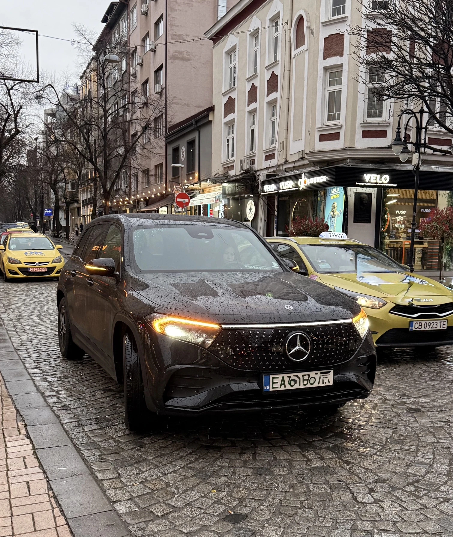 Mercedes-Benz EQB 250+ , снимка 4 - Автомобили и джипове - 54084642