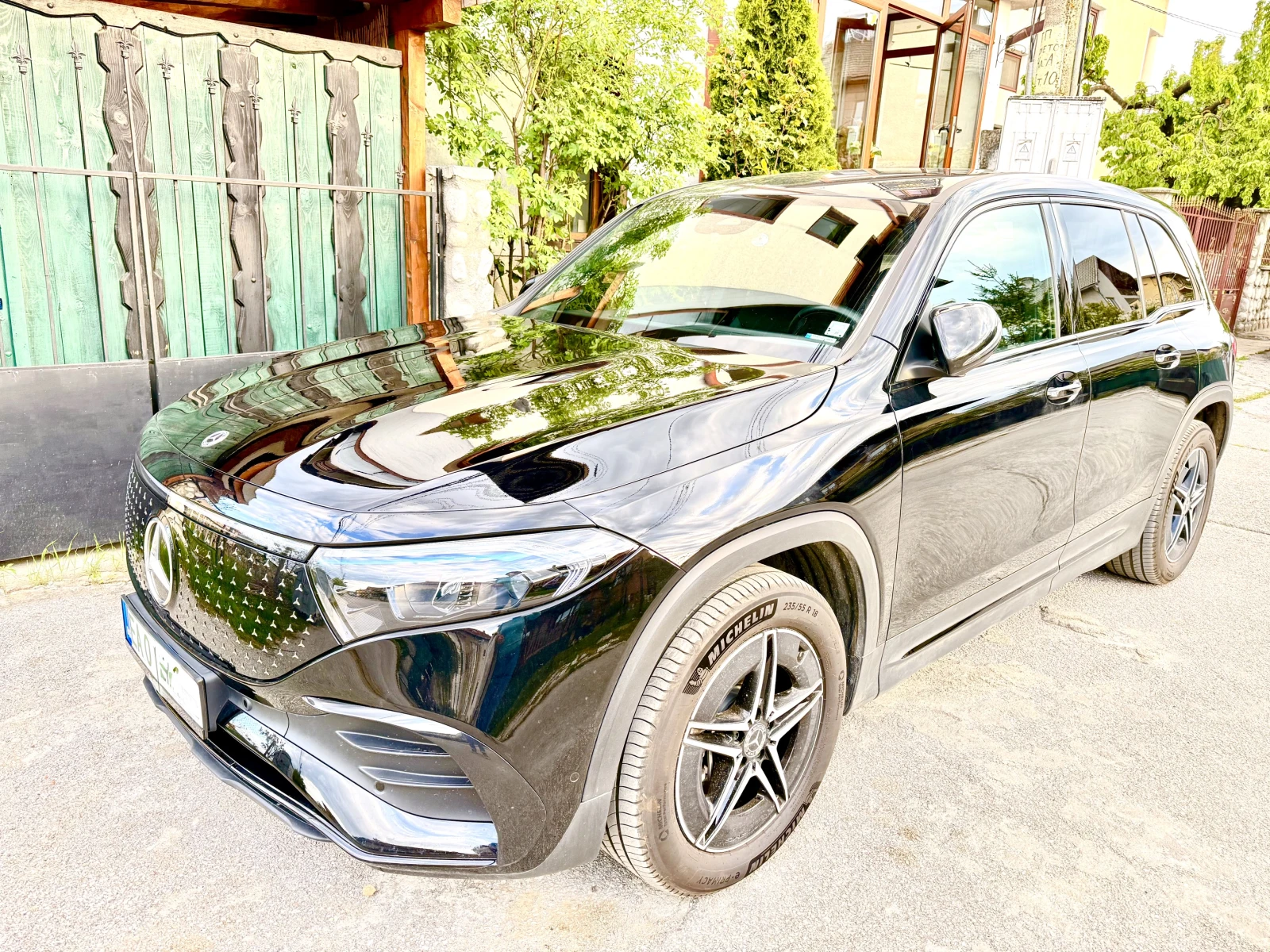 Mercedes-Benz EQB 250+ AMG| Night| Гаранция 2033| 97% Бат/Зимни гуми, снимка 2 - Автомобили и джипове - 54084642
