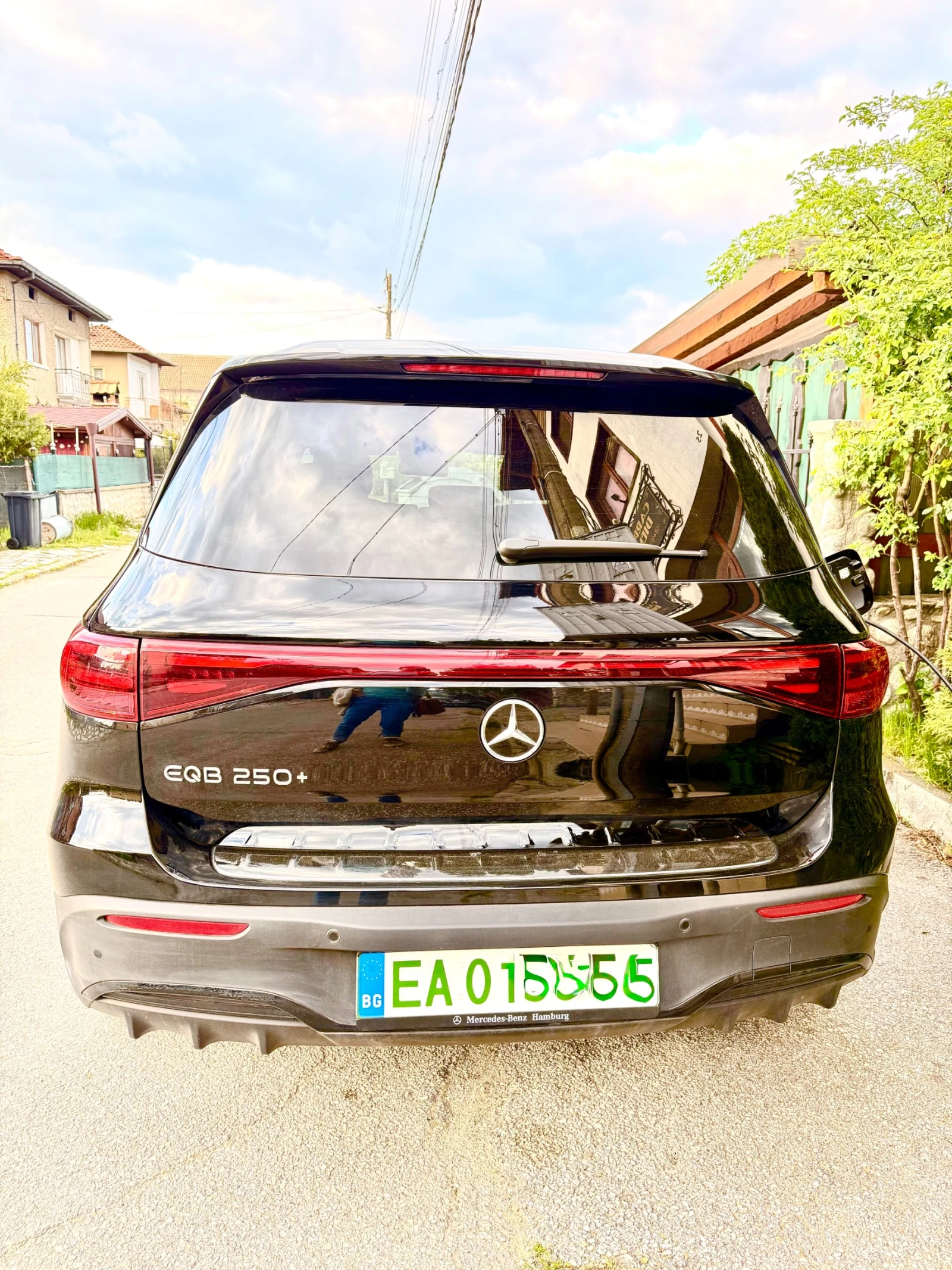 Mercedes-Benz EQB 250+ AMG| Night| Гаранция 2033| 97% Бат/Зимни гуми, снимка 3 - Автомобили и джипове - 54084642