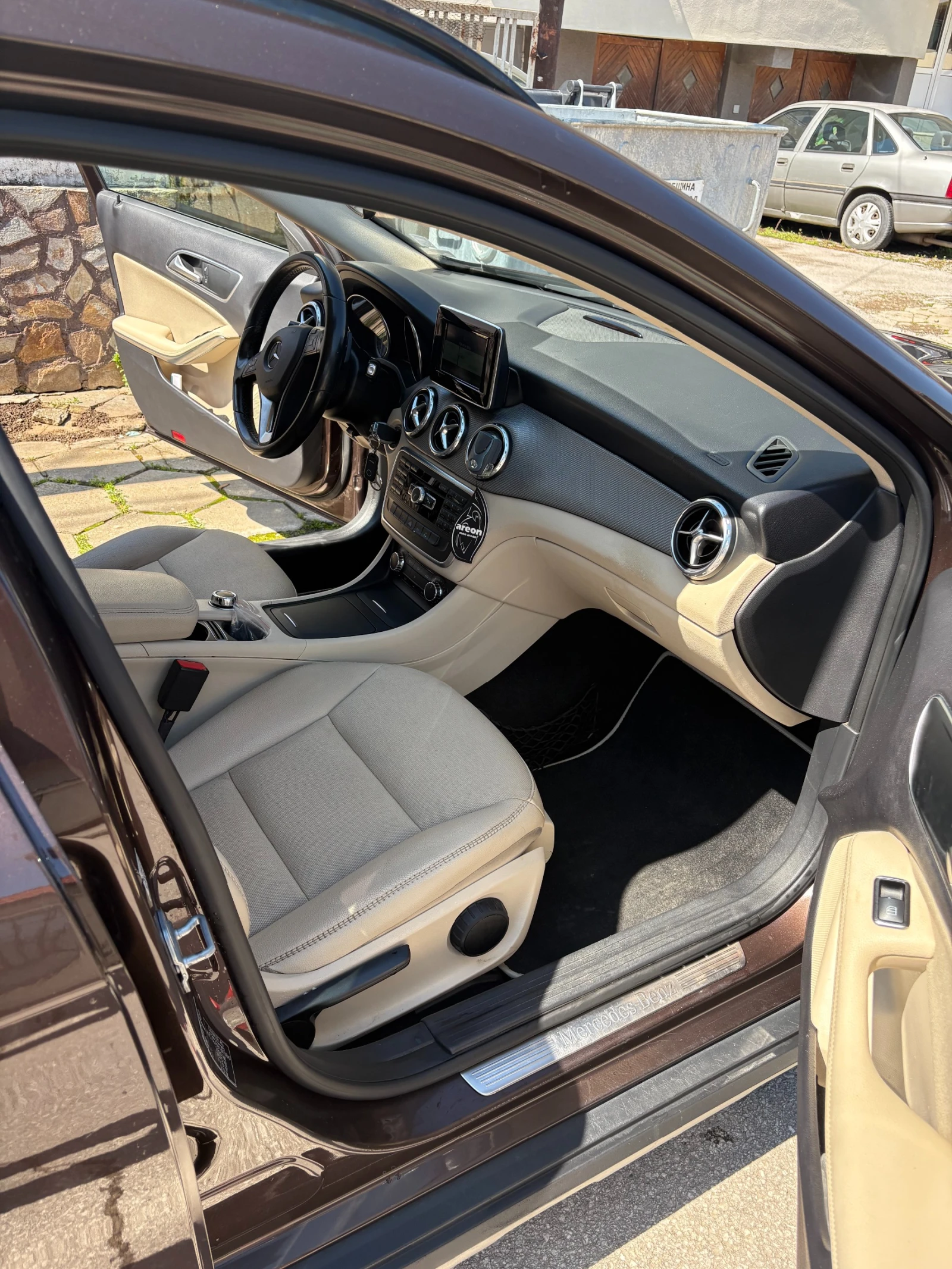 Mercedes-Benz GLA 200, снимка 12 - Автомобили и джипове - 54124787