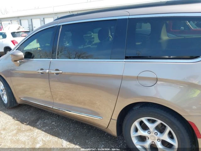 Chrysler Pacifica * КОЖА* ПОДГРЕВ* LED* NAVI* 3.6* , снимка 12 - Автомобили и джипове - 54430375