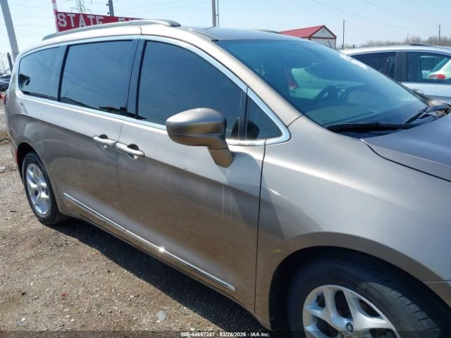 Chrysler Pacifica * КОЖА* ПОДГРЕВ* LED* NAVI* 3.6* , снимка 11 - Автомобили и джипове - 54430375