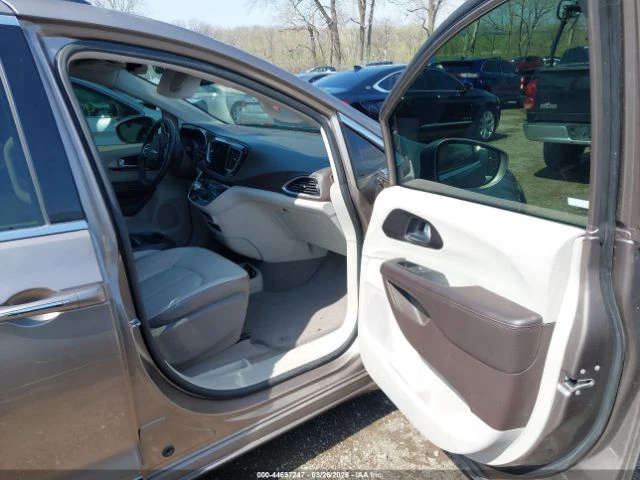 Chrysler Pacifica * КОЖА* ПОДГРЕВ* LED* NAVI* 3.6* , снимка 5 - Автомобили и джипове - 54430375