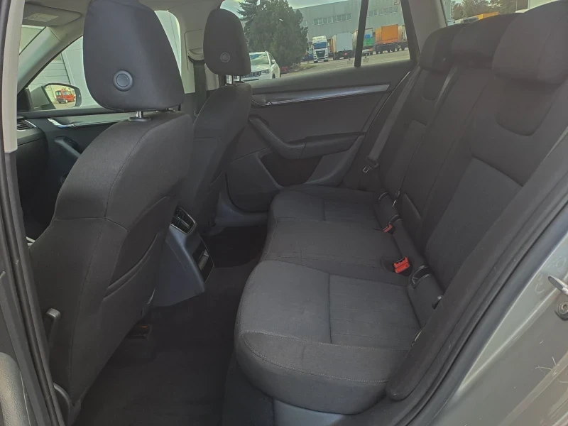 Skoda Octavia 2.0 TDI * ОБСЛУЖЕНА* DSG6, снимка 11 - Автомобили и джипове - 55748203