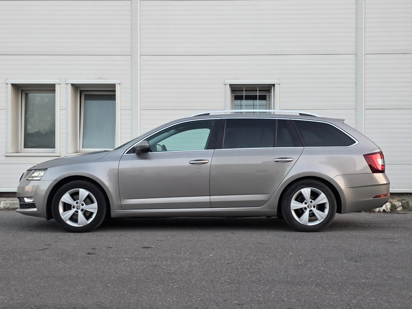 Skoda Octavia 2.0 TDI * ОБСЛУЖЕНА* DSG6, снимка 9 - Автомобили и джипове - 55748203