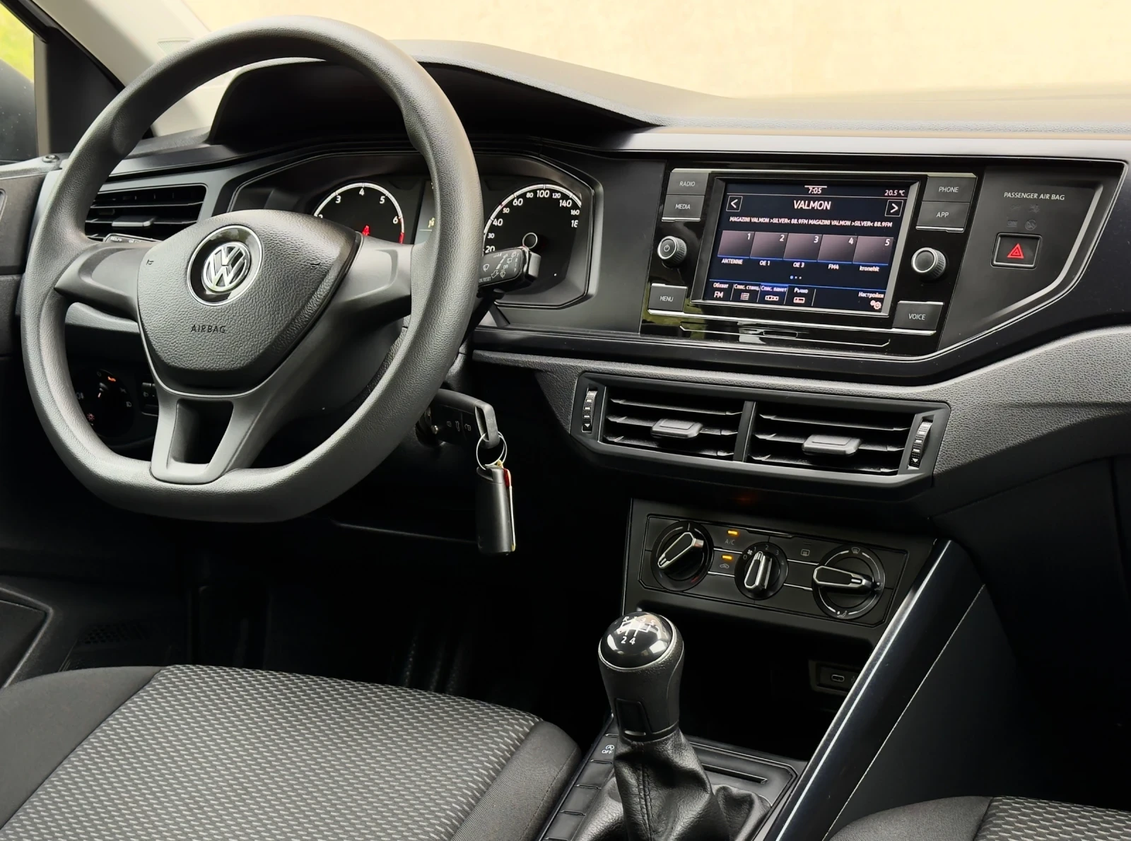 VW Polo 1.0i//EURO 6B* DISTRONIC, снимка 11 - Автомобили и джипове - 56273416