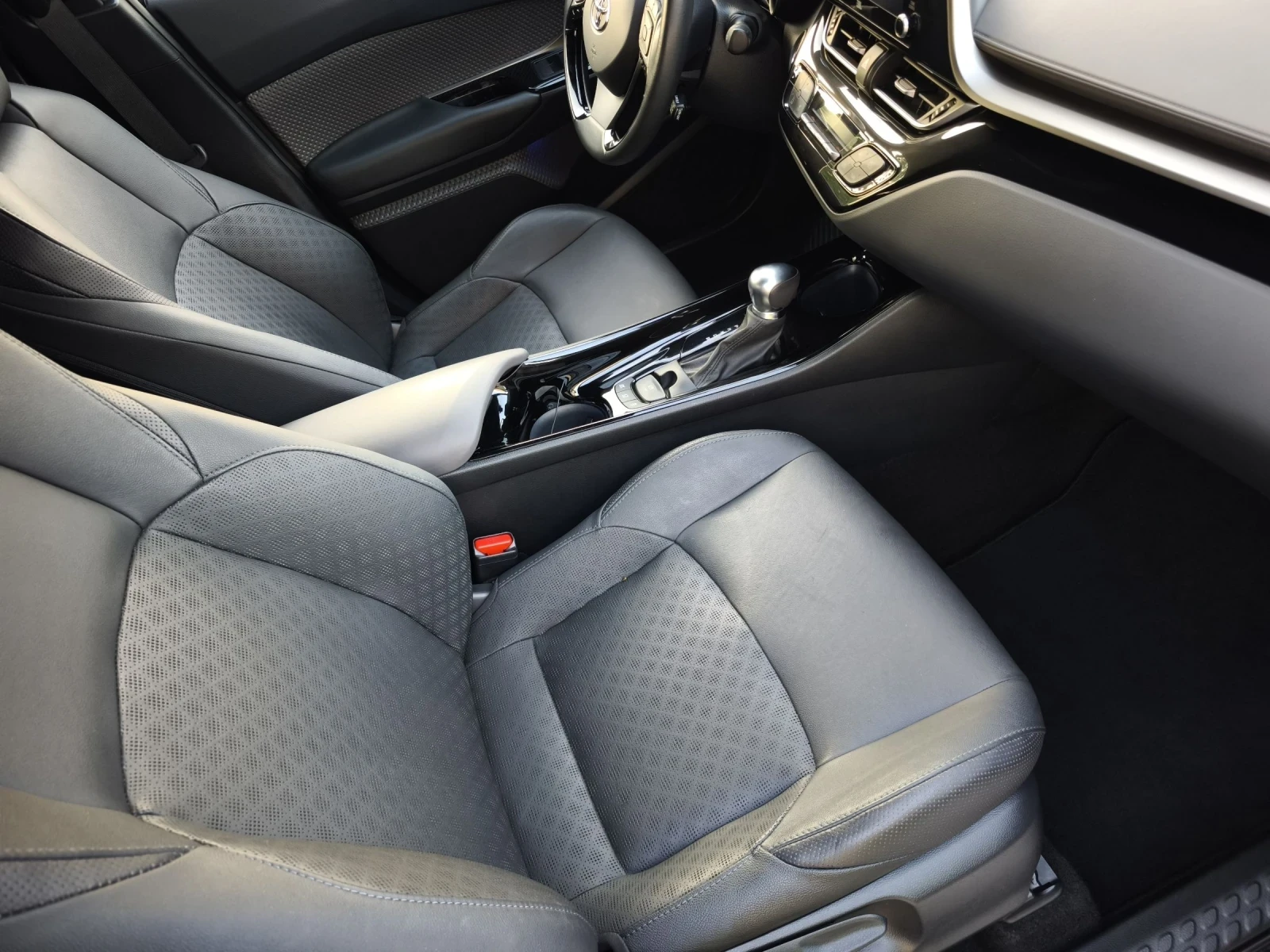 Toyota C-HR 1.8HYBRID BLACK EDITION FULL SERVICE IN TOYOTA NEW - изображение 8