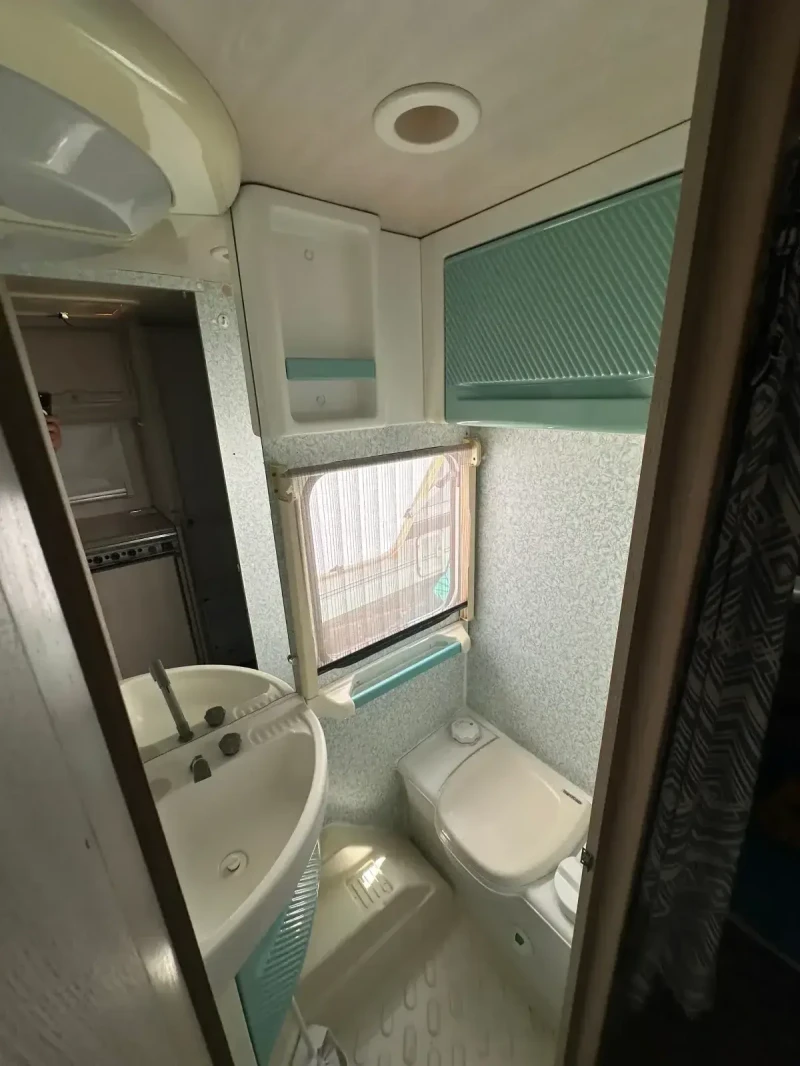 Каравана Caravelair Bamba 430 TN Luxe, снимка 3 - Каравани и кемпери - 48248853