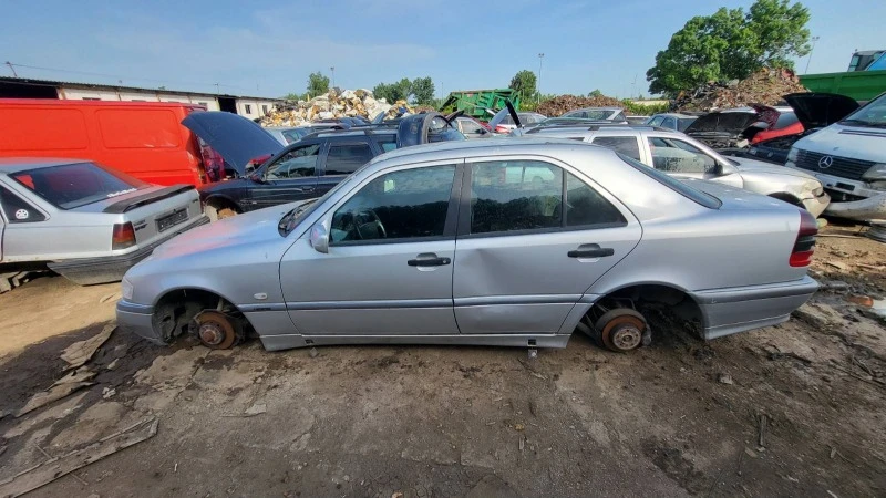 Mercedes-Benz C 220, снимка 4 - Автомобили и джипове - 46034312