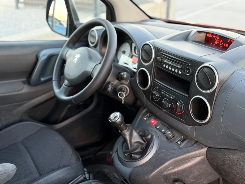 Peugeot Partner 1.6HDI* 2011г* 109к.с* Пътническо* Панорама* , снимка 8 - Автомобили и джипове - 52259622
