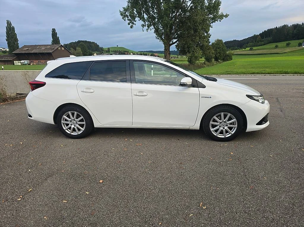 Toyota Auris 1.8 Хибрид-Комби-2 бр, снимка 3 - Автомобили и джипове - 53945699
