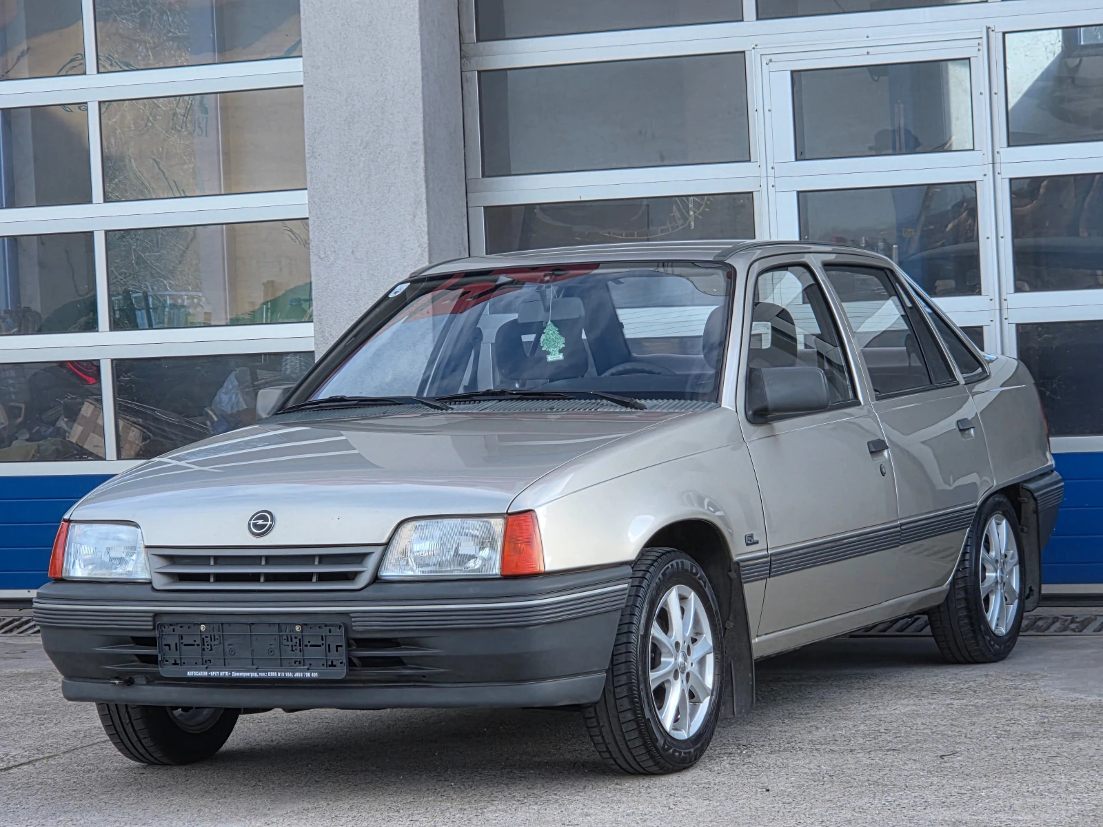 Opel Kadett 1.3i/СЕДАН/ГАРАЖЕН/УНИКАТ, снимка 3 - Автомобили и джипове - 54009938