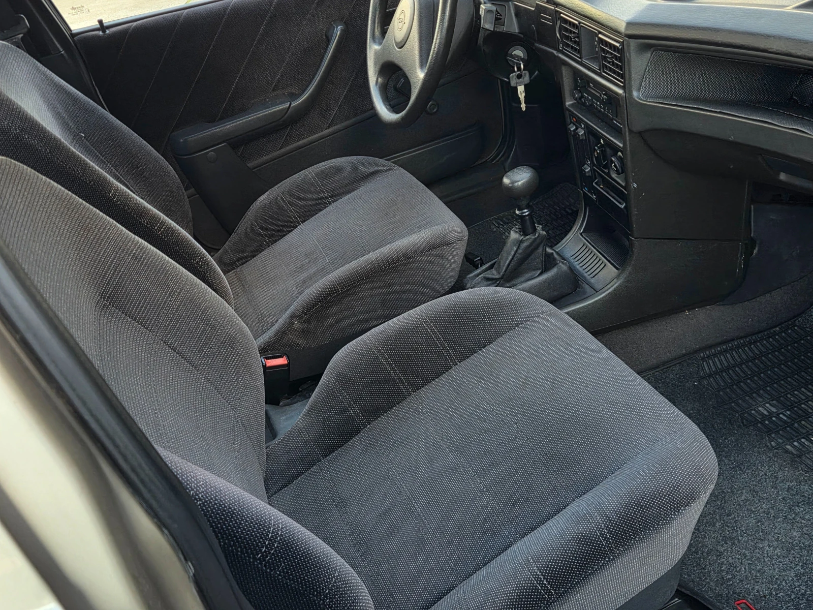 Opel Kadett 1.3i/СЕДАН/ГАРАЖЕН/УНИКАТ, снимка 8 - Автомобили и джипове - 54009938